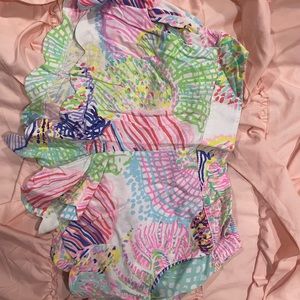 Lilly Pulitzer size medium 5 inch scallop shorts